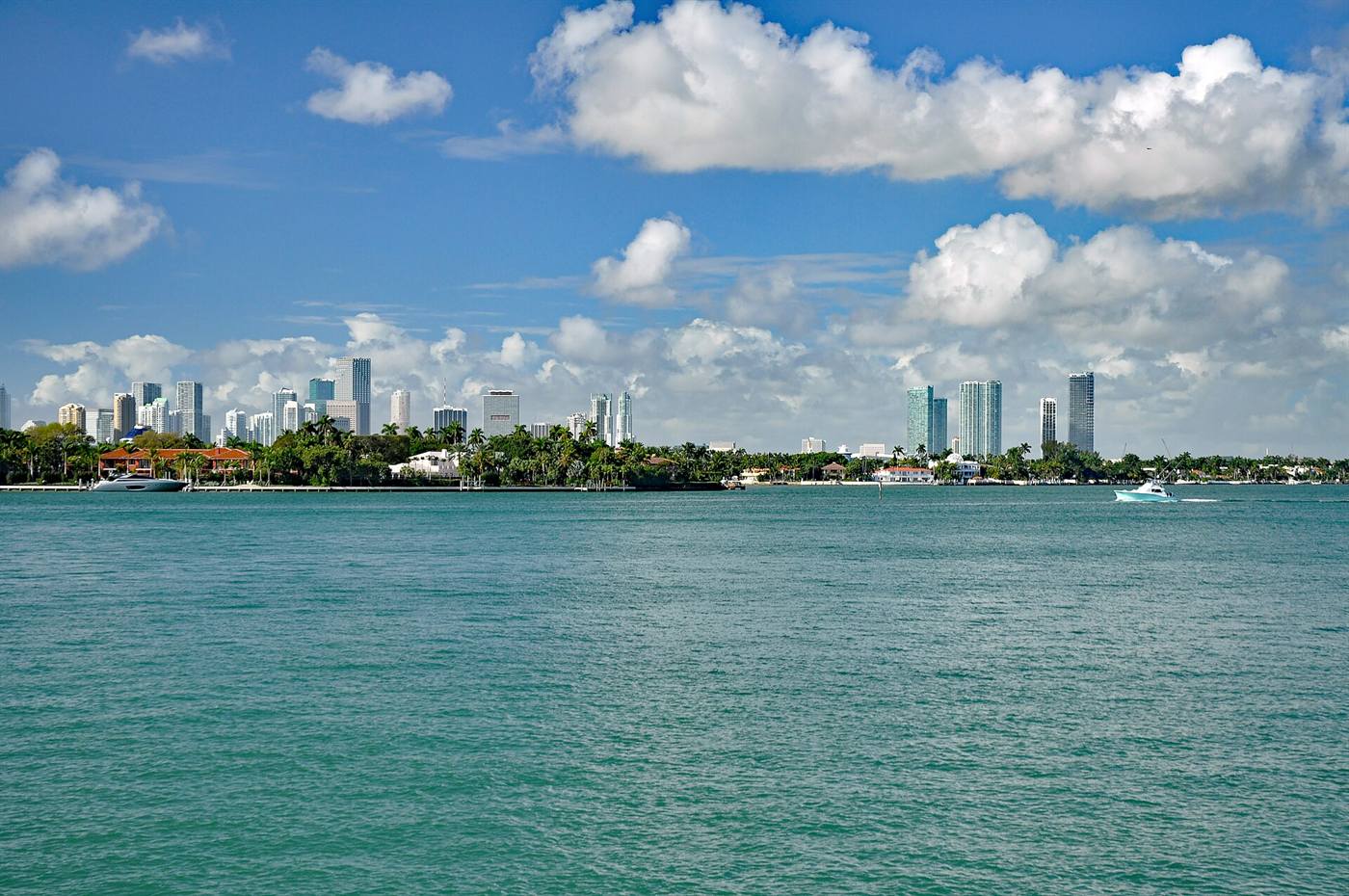 Skyline de Miami desde la bahía de Biscayne